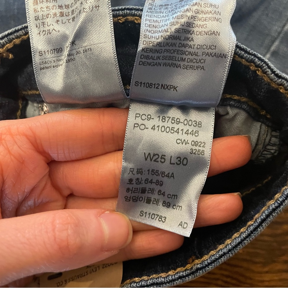 Levi’s 725 High Rise Bootcut - Picture 6 of 14